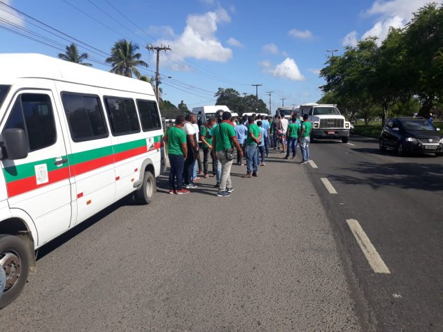 Motoristas do transporte alternativo fazem manifestação na BR-116 Norte e trânsito fica lento