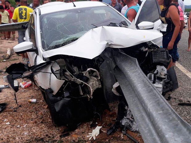 Guard-rail atravessa carro e pai morre ao voltar de formatura da filha na região de Juazeiro