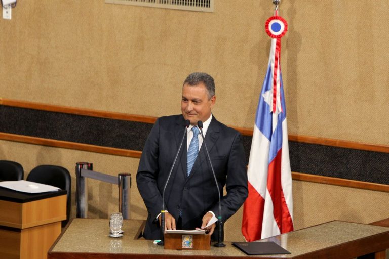 Rui assume o governo da Bahia prometendo responsabilidade fiscal