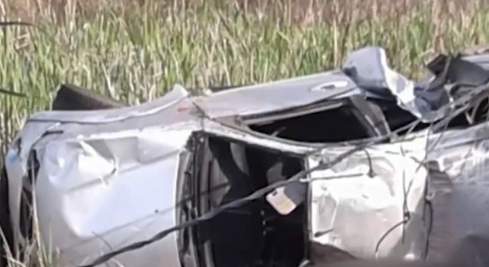 Três morrem e quatro ficam feridos após capotamento de caminhonete no interior da Bahia