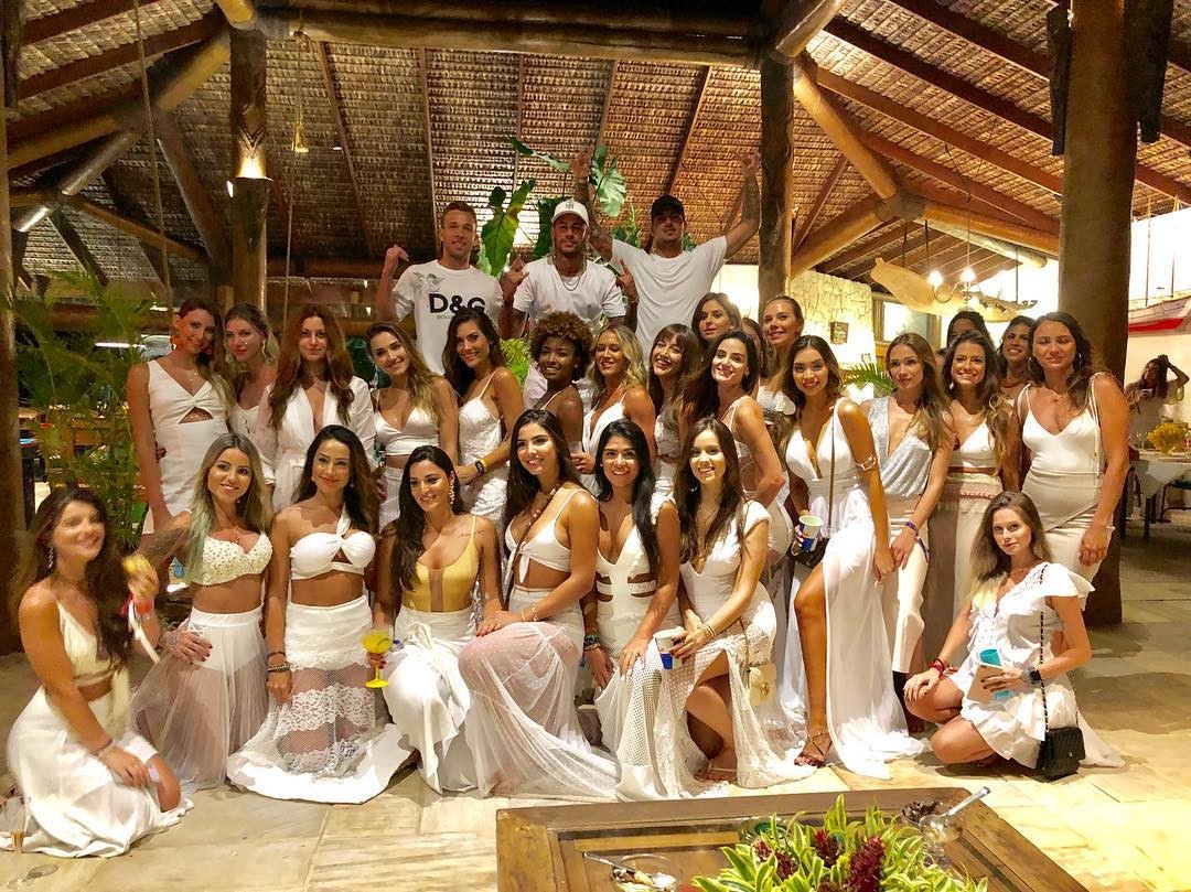 Ao lado de 26 mulheres, Neymar comemora na Bahia chegada de 2019