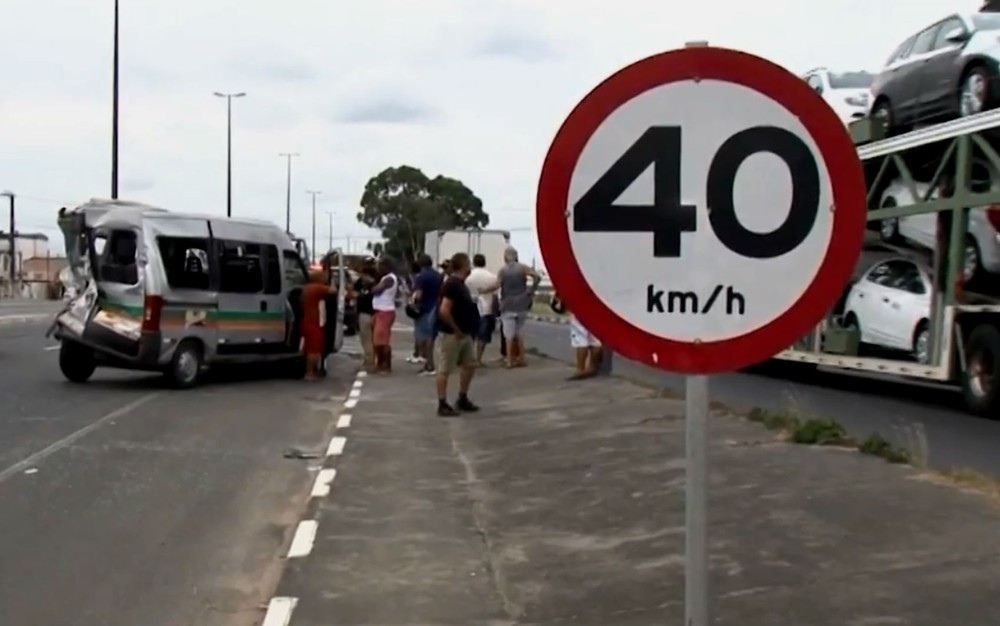 Batida entre ônibus e van deixa 11 pessoas feridas em Feira de Santana- BA