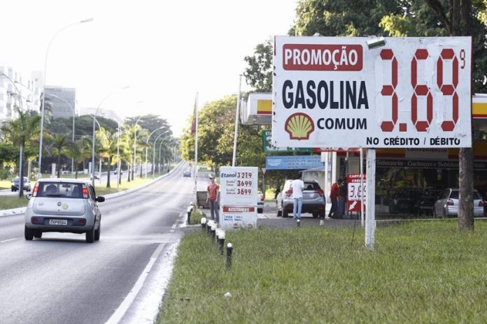 Postos reduzem preço e litro da gasolina cai a R$ 3,69 em algumas cidades