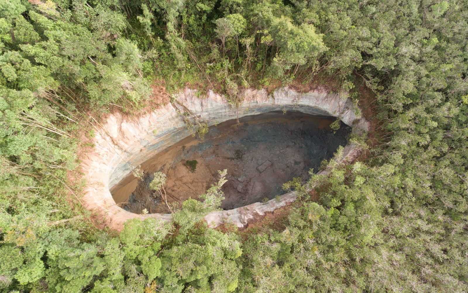 Cratera gigante na Bahia segue crescendo e atinge 89,5m de comprimento