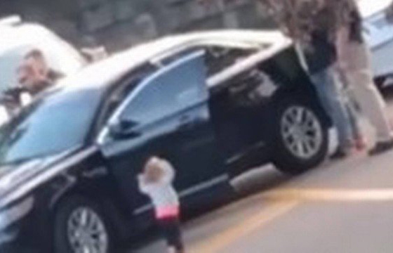 Menina imita pai e “se entrega” com braços erguidos em ação policial
