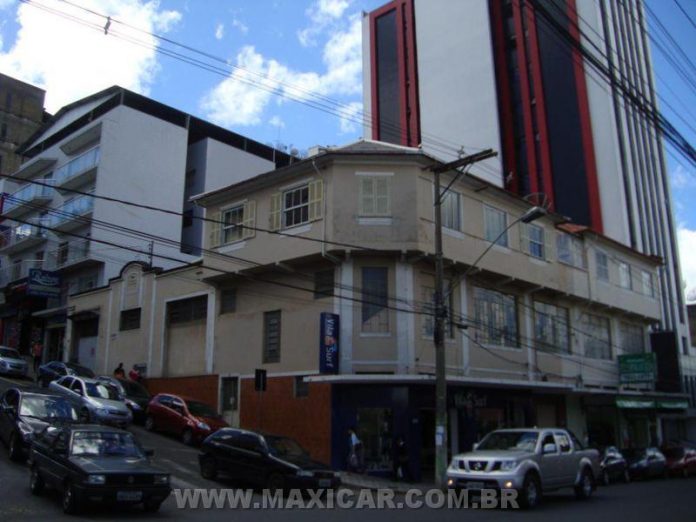 Galpão cheio de carros antigos é encontrado abandonado na cidade de Barbacena
