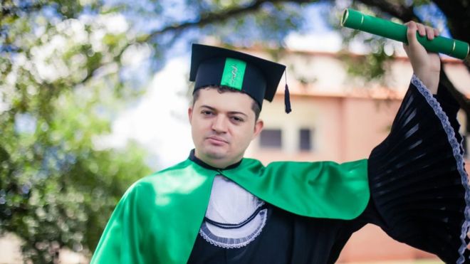 “Não será Alfabetizado” Jovem com autismo desafia todos os diagnósticos e se forma em medicina