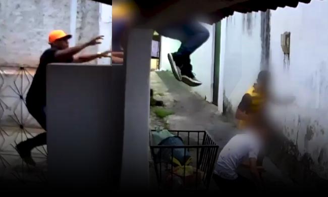 Mulher fala “línguas estranhas” durante assalto, arma falha e bandidos fogem aterrorizados