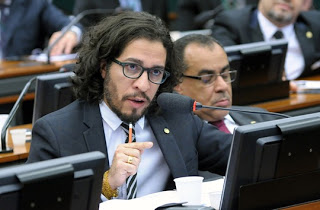 Com medo de ameaças, Jean Wyllys desiste de mandato e deixa o Brasil