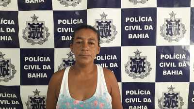 Polícia cumpre mandado contra torturadora de criança