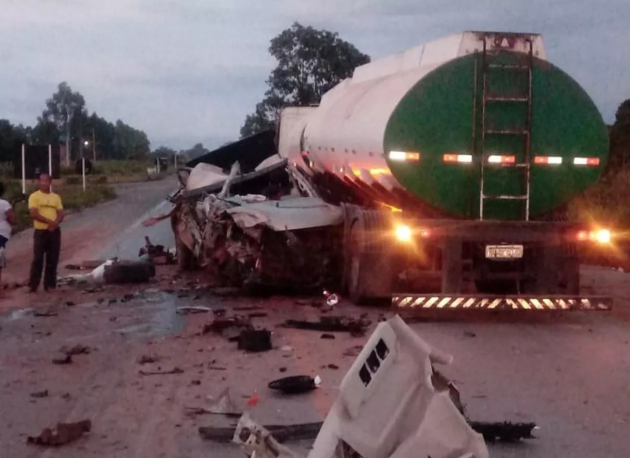 Caminhonete fica destruída ao ser esmagada por carretas na BA e motorista sobrevive com ferimentos leves