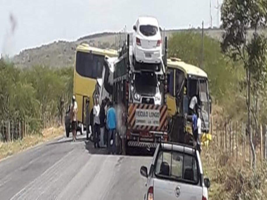 COLISÃO ENTRE ÔNIBUS E CARRETA DEIXA FERIDOS NA BR-110, ENTRE AS CIDADES DE SANTA BRÍGIDA E JEREMOABO