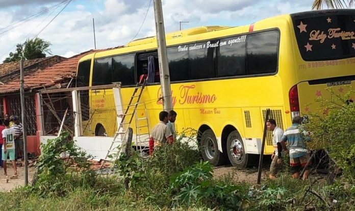 Ônibus que saiu de Araci para Aracaju invade casas e motorista morre em colisão