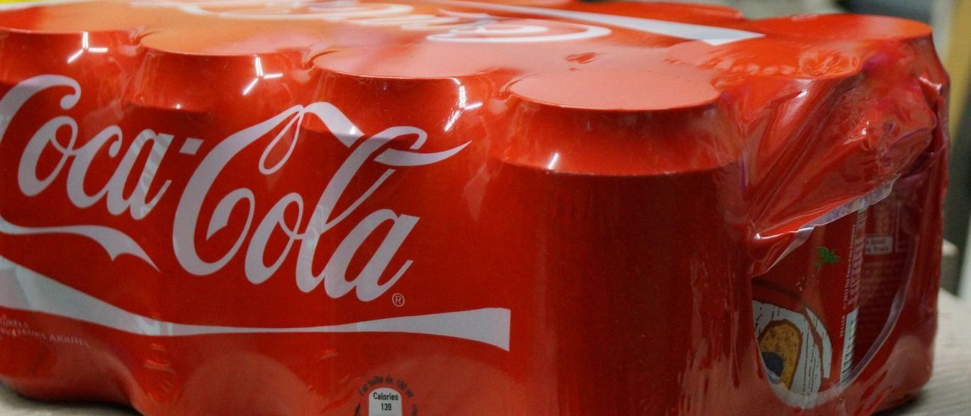 Investigação apura presença de ‘dejetos humanos’ em latas de Coca-Cola 