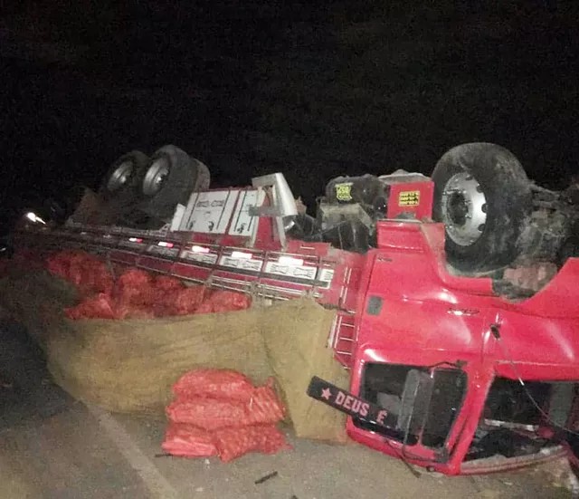 Batida entre caminhão e carro deixa oito mortos no norte da BA; prefeitura suspende festa de aniversário da cidade 