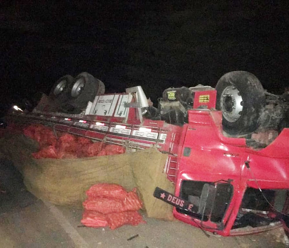 Batida entre caminhão e carro deixa oito mortos no norte da Bahia 