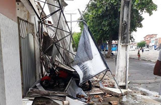 Feira: Raio atinge pizzaria e destrói telhado; caso ocorreu em distrito
