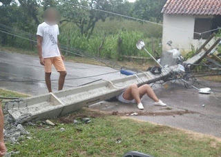 Mulher fica ferida ao ser atingida por poste em acidente
