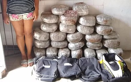  MACURURÉ-BA: MULHER É PRESA COM 28 KG DE MACONHA EM ÔNIBUS QUE FAZ LINHA DE ABARÉ À SALVADOR