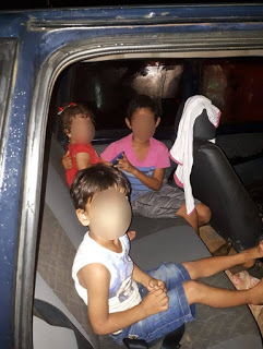 Pais são presos ao deixarem bebê e duas crianças trancadas em carro para irem a boate