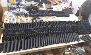 Polícia encontra 117 fuzis na casa de amigo do suspeito de atirar em Marielle e Anderson