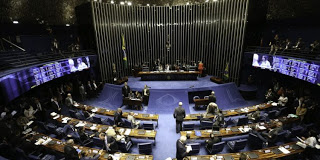 Senado aprova multa para quem paga salário diferente para mulher