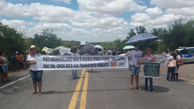 PROFESSORES DE TEOFILÂNDIA FECHAM A BR-116 PARCIALMENTE E PEDEM APOIO POR REAJUSTE SALARIAL