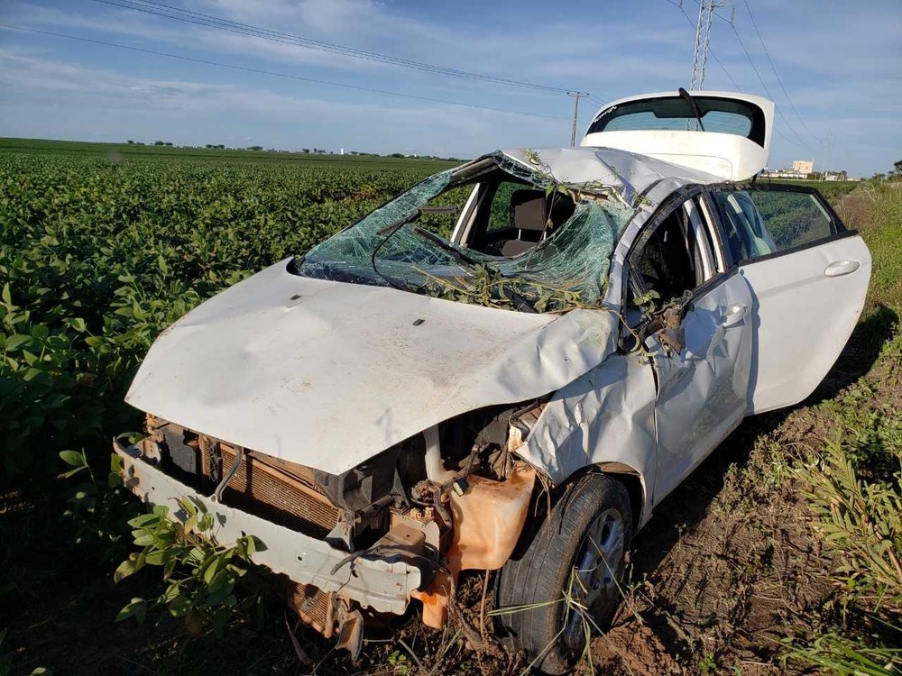 Duas mulheres ficam feridas após carro onde estavam capotar na Bahia