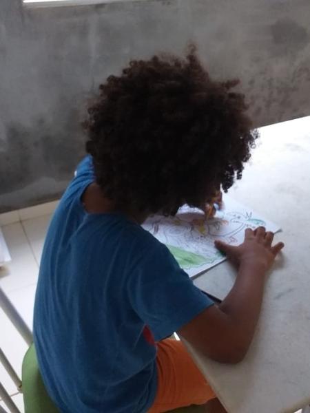 Menino com cabelo black power tem matrícula recusada; diretora nega racismo.