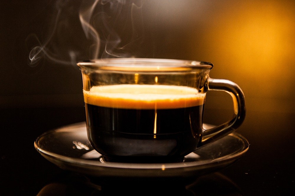 Insônia, falta de ar e angústia: conheça os sintomas da intoxicação causada pelo café