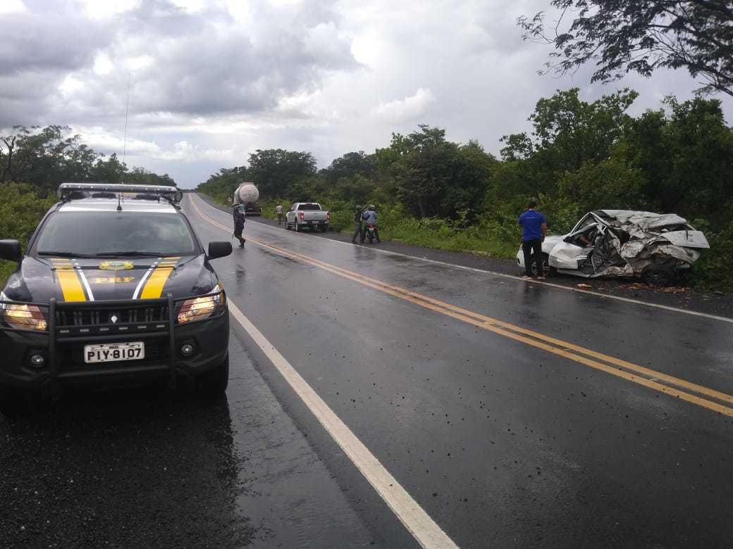 Motorista perde controle do carro e colide em árvore na BR-230