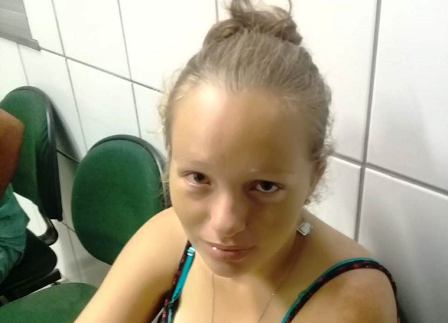 Criança é devorada por porcos após ser enterrada viva pela mãe