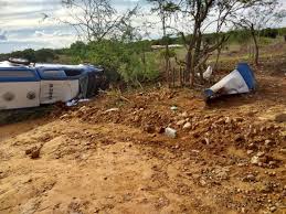 Perseguição termina com um morto, um ferido e viatura policial tombada em Tucano-BA