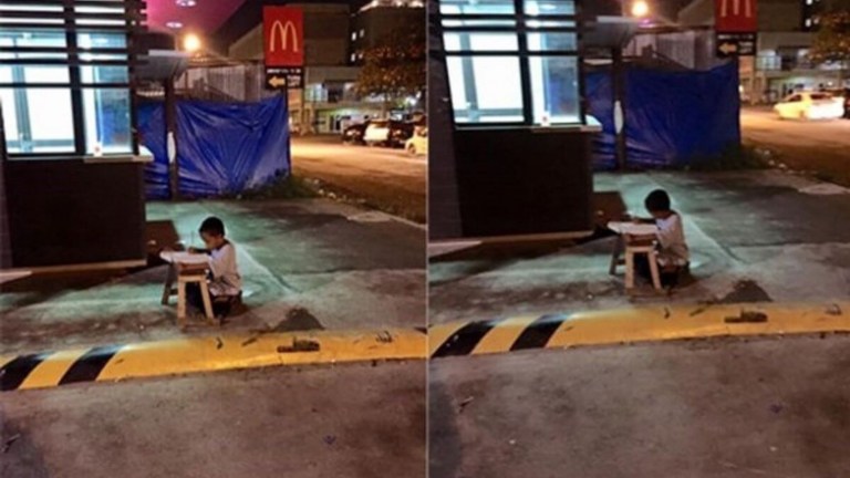 Emocionante: Menino morador de rua, usa luz do McDonald’s para fazer lição de casa