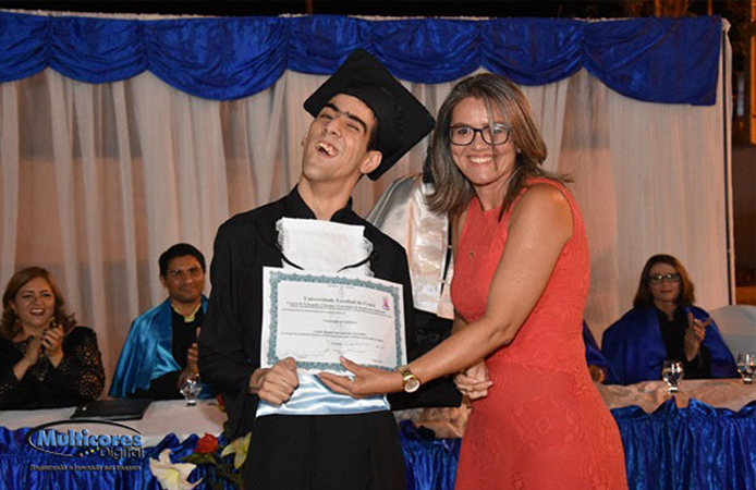 Jovem com paralisia cerebral rompe preconceito e se forma em Química no Ceará