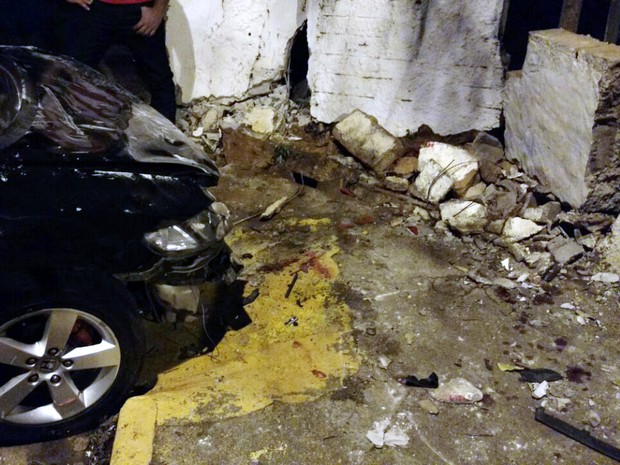Por ciúmes, mulher joga carro em cima de moto e mata marido e 'rival