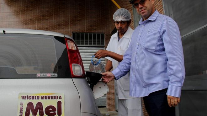Baiano cria combustível com mel de abelha e dribla crise abastecendo o próprio carro