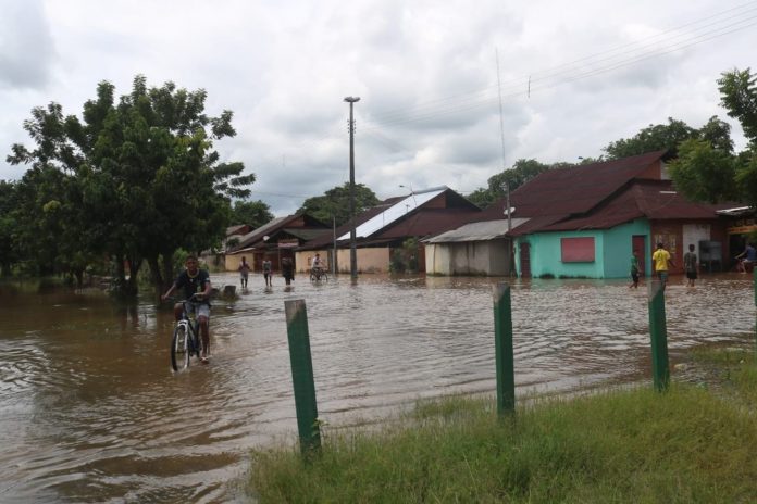 Moradores de cidade nordestina deixam casas após rio transbordar e invadir comunidade