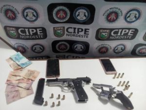 Exibindo armas, dois traficantes são encontrados em Tucano