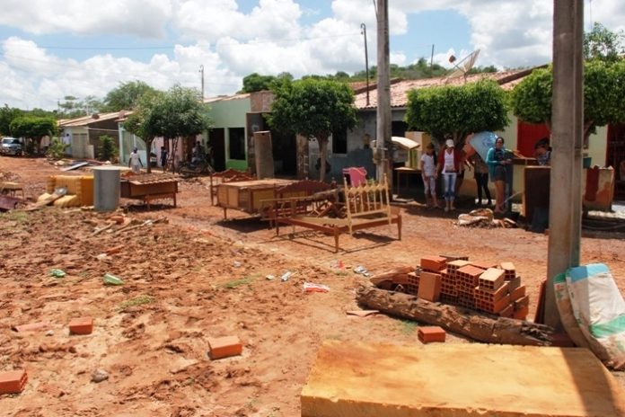 Moradores de comunidade de Sítio do Quinto tentam se recuperar após perderem tudo em consequência da chuva
