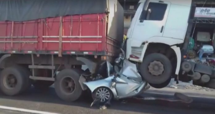 Motorista sobrevive após carro ser esmagado por 2 carretas na BR-040