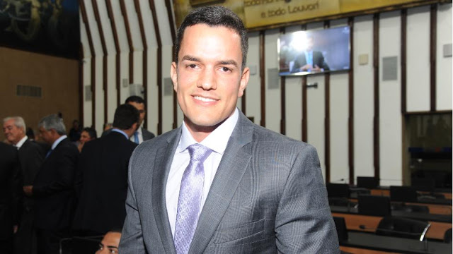 Deputado Laerte do Vando faz doação de R$ 10 mil para restauração de igreja atingida por incêndio em Monte Santo 