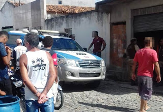 Homem é perseguido e morto debaixo de carro em garagem