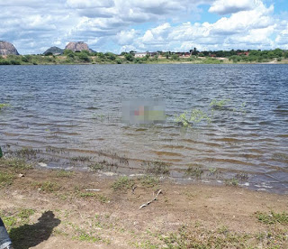 Corpo é encontrado em estado de descomposição em açude