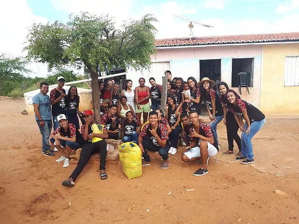  Alunos do 3º ano e professores do Colégio Estadual de Macururé realizaram doação de alimentos e roupas na Semana Santa