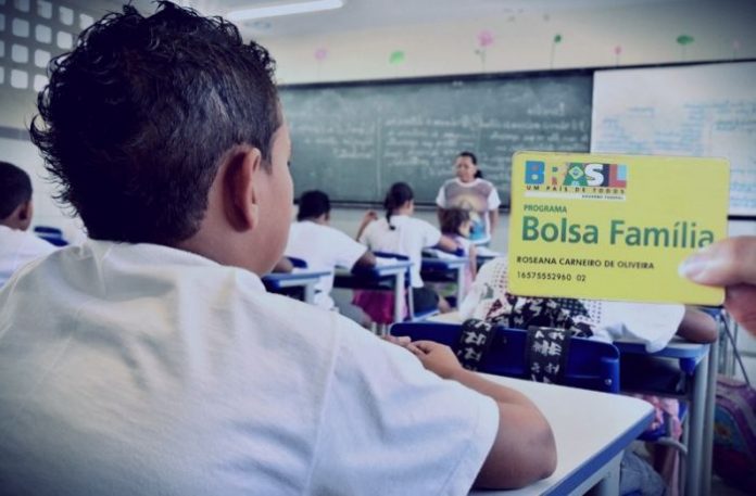 Bolsa Família passará a fazer pagamento extra por jovem; saiba detalhes