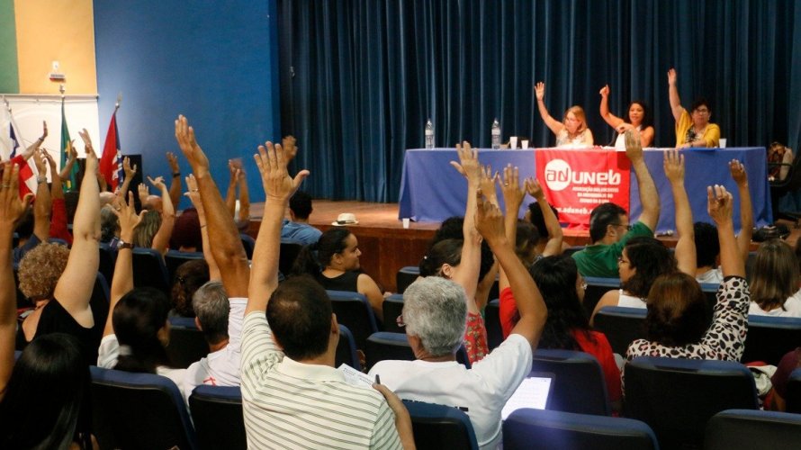 Governo baiano vai cortar ponto dos professores de universidades estaduais em greve