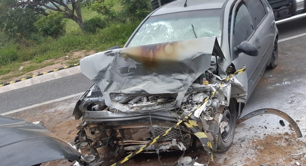 Bahia: Dois homens morrem e três pessoas ficam feridas após batida entre carros na BR-116