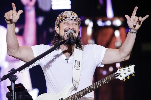 Bell Marques começa 2017 levando rasteira de segurança e fã; veja vídeo