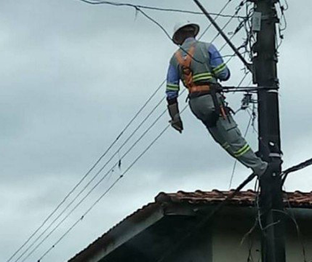 Revoltado, homem retira escada e deixa técnico pendurado no poste após corte de energia